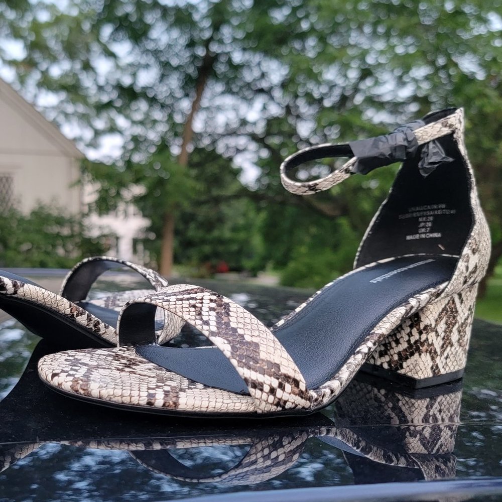 Women's Low Chunky Snake Print Heel Sandal Size 9W new w/o tags